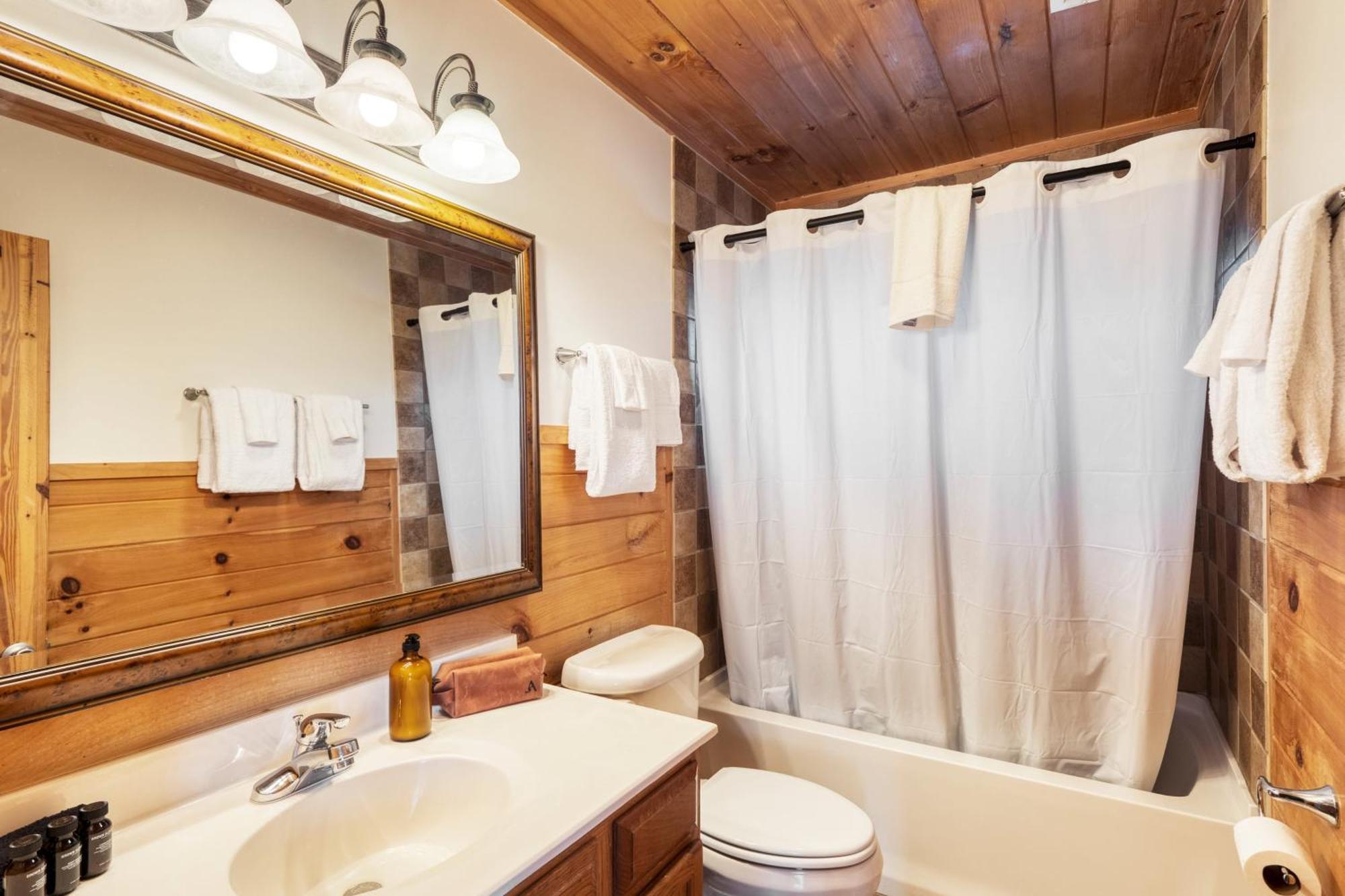 Chestnut By Avantstay Mountain Cabin W Treetop Views Hot Tub Game Room Gatlinburg Ngoại thất bức ảnh